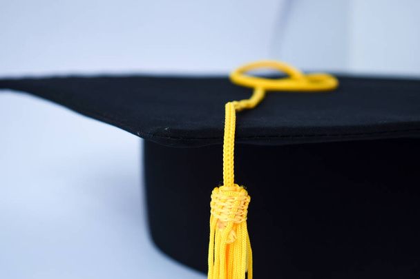 Close-up Black Graduation Hat i żółty Tassel izolowane na białym tle - Zdjęcie, obraz