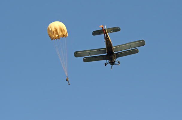 Pilotos de parapente volando contra
 - Foto, Imagen