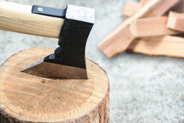 Trabalho de corte de madeira - um machado preso em um tronco de árvore - Foto, Imagem