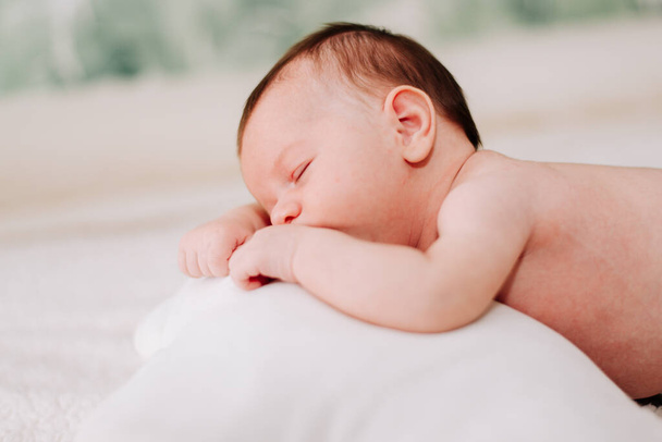 portrét dvoutýdenního novorozence spícího ve studiu osvětlení - Fotografie, Obrázek