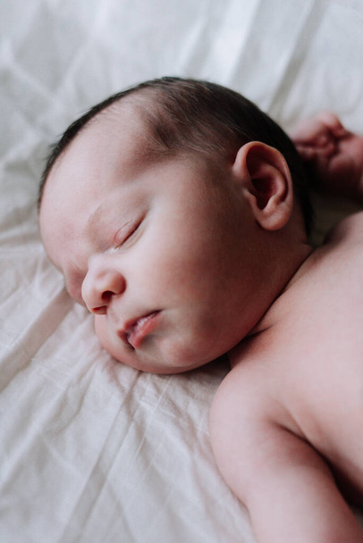 Ritratto di un neonato di una settimana addormentato su un cambiamonete - Foto, immagini