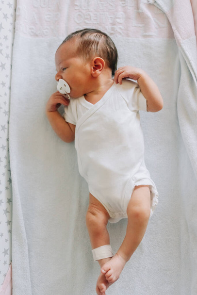 yhden päivän ikäinen vastasyntynyt vauvan vaihtaja - Valokuva, kuva