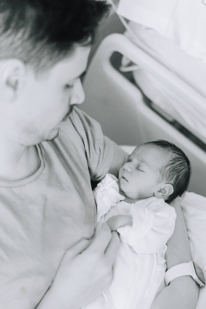 Isä yhden päivän ikäisen vastasyntyneen poikansa kanssa - Valokuva, kuva