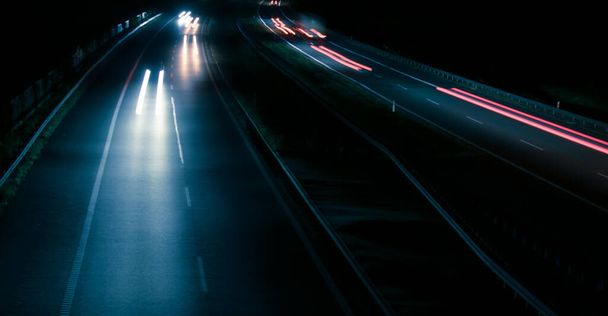 luces de coches con noche. larga exposición, líneas de luz - Foto, imagen