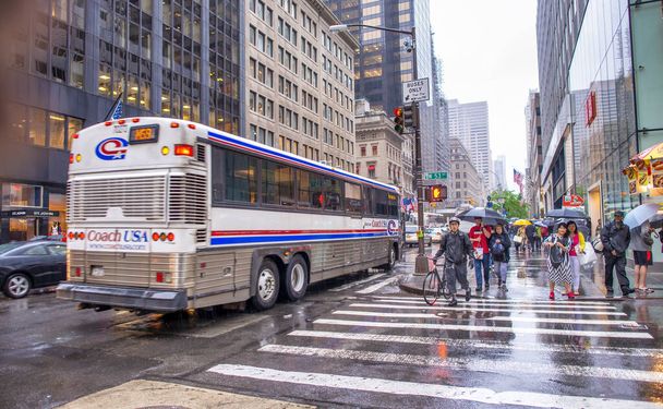 Нью-Йорк - июнь 2013: Площадь Таймс в дождливый день. - Фото, изображение