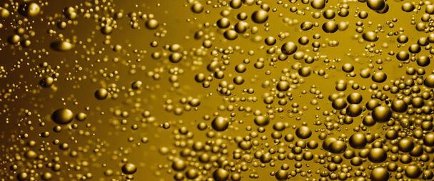 Золоті гіалуронові бульбашки олії колагену сироватка або жовті бульбашки олії падають текстури фону. Рідкі прозорі краплі. Догляд за шкірою необхідний продукт з дрібками. Медова бульбашка сиропу. Масляні краплі крупним планом - Фото, зображення