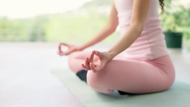 Medytacja lotosu, joga i ręce kobiety w domu na uważność, ćwiczenia lub holistyczny trening. Pilates, fitness i osoba z zen, czakra i wellness do treningu dla zdrowego ciała, spokoju lub spokoju - Materiał filmowy, wideo