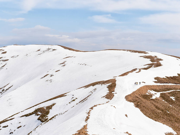 Όμορφο γραφικό χειμερινό τοπίο από τα Καρπάθια Όρη στη Ρουμανία. Μοναχικός πεζοπόρος . - Φωτογραφία, εικόνα