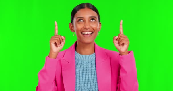 スタジオの背景に広告のための緑の画面上で指摘し、お祝い、幸せな女性。笑顔とニュース、通知やモックアップスペース上のマーケティングのためのショーを持つ女性の肖像画. - 映像、動画