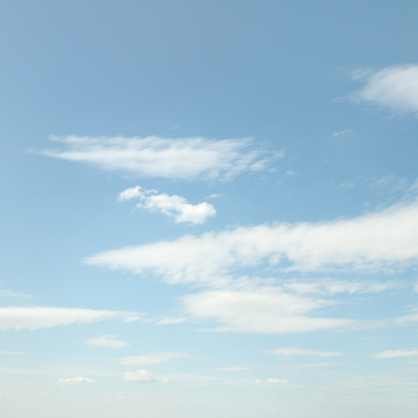 Witte pluizige wolken - Foto, afbeelding