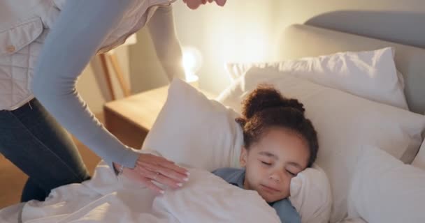 Noc, světlo a dívka spí v posteli s péčí, podporu a lásku matky a dítěte k odpočinku, relaxovat a snít ve spánku. Snící dítě, spí v rodinném domově a ruce matky zhasnou lampu v ložnici. - Záběry, video