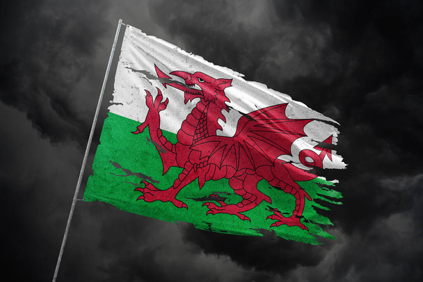 Wales zerrissene Flagge vor dunklem Himmel. - Foto, Bild