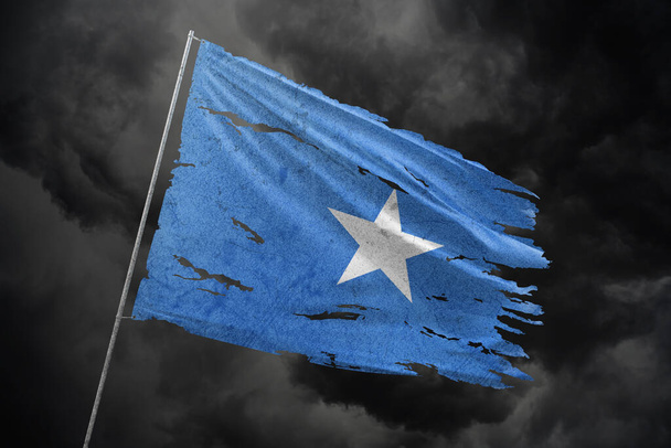 Somalia zerrissene Flagge auf dunklem Himmel. - Foto, Bild
