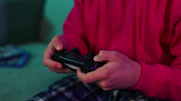 close-up shot handen houden gamepad voor het spelen van console.guy holding controller. Hoge kwaliteit 4k beeldmateriaal - Video
