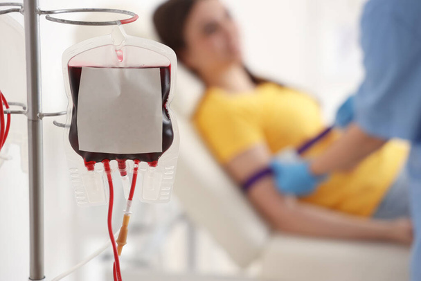 Envase sanguíneo para transfusión en clínica, primer plano - Foto, imagen