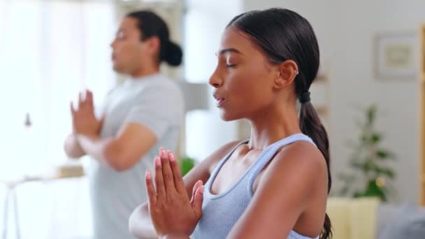 Paar, yoga en meditatie met ademhaling, zen met fitness en verbondenheid thuis. Oefening, mindfulness en interraciale mensen met genezing en chakra, namaste pose en workout in de lounge. - Video