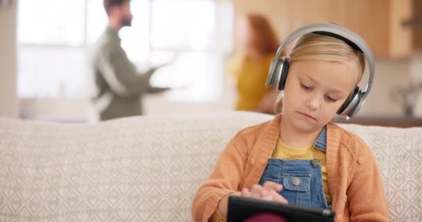 Tablet, ακουστικά και οι γονείς αγωνίζονται με ένα κορίτσι κάθεται σε έναν καναπέ στο σαλόνι του σπιτιού της κατά τη διάρκεια μιας διαφωνίας. Λυπηρό, διαζύγιο ή τεχνολογία με μια κόρη και σύγκρουση μητέρας και πατέρα. - Πλάνα, βίντεο