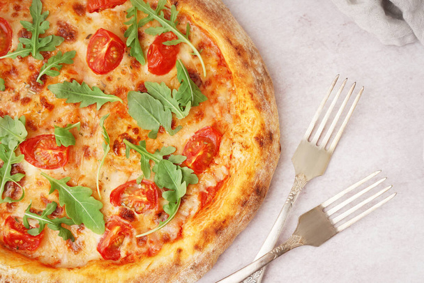 Вкусная пицца Маргарита с помидорами и рукколой на белом столе - Фото, изображение