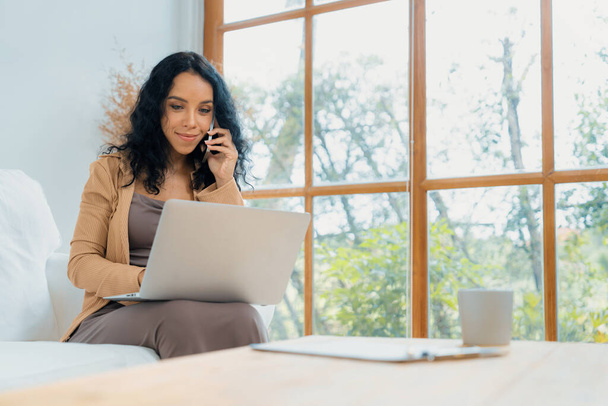 Afroamerykanka używająca laptopa do kluczowych prac w Internecie. Sekretarz lub pismo online pracujące w domu. - Zdjęcie, obraz
