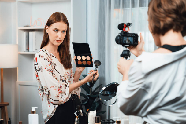 Frauen Influencer schießen Live-Streaming-Vlog Video Review Make-up äußerste Social Media oder Blog. Glückliches junges Mädchen mit Kosmetikstudio-Beleuchtung für Marketing-Aufnahmen, die online ausgestrahlt werden. - Foto, Bild