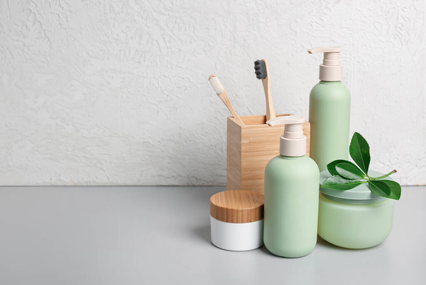 Set cosmetische producten en tandenborstels op lichte ondergrond - Foto, afbeelding