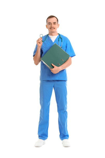 Muž student medicíny se složkou na bílém pozadí - Fotografie, Obrázek