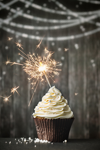 Cupcake met sparkler - Foto, afbeelding
