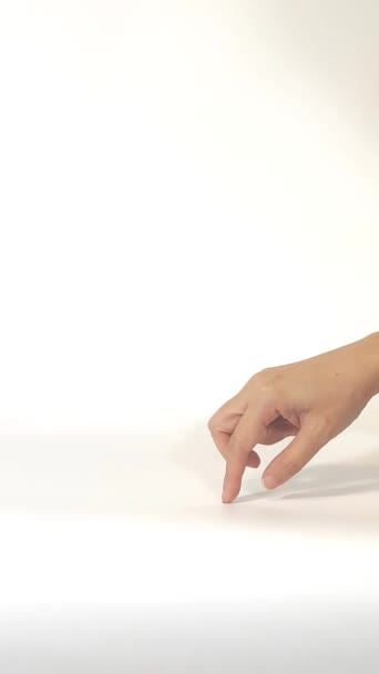 白い背景のストック映像が付いているテーブルの上の指を歩くこと - 映像、動画