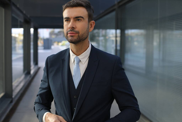 ritratto di bel giovane uomo d'affari in giacca e cravatta sulla strada della città - Foto, immagini