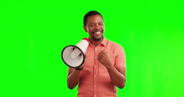Czarny człowiek, megafon i pięść na zielonym ekranie do mowy lub prezentacji na tle studia. Afrykański mężczyzna osoba, głośnik lub prezenter mówi na duży mikrofon dla motywacji na przestrzeni makiety. - Materiał filmowy, wideo