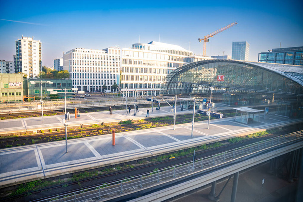 Berlim, Alemanha - 25 de setembro de 2023: Vista matinal da ferrovia de Berlim da estação central, Alemanha. Foto de alta qualidade - Foto, Imagem