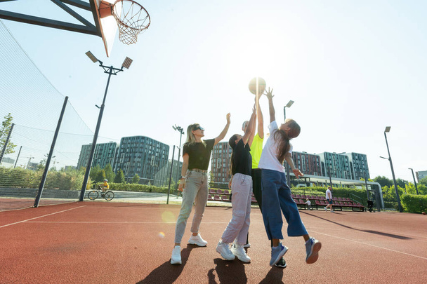 夏休み,スポーツ,人々のコンセプト バスケットボールの遊び場で遊ぶ球を持つ幸せな家族. 高品質の写真 - 写真・画像