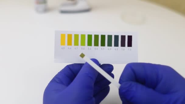 Βακτηριακή κολπίτιδα. Κολπικό pH. Διαγνωστικό Κλίμακα με την οποία μπορείτε να μετρήσετε αν η οξύτητα είναι φυσιολογική ή όχι. Κανονικό επίπεδο οξύτητας εμφανίζεται σε χρώματα και πρέπει να συγκριθεί με το πρότυπο. Εργαστήριο και σπίτι - Πλάνα, βίντεο