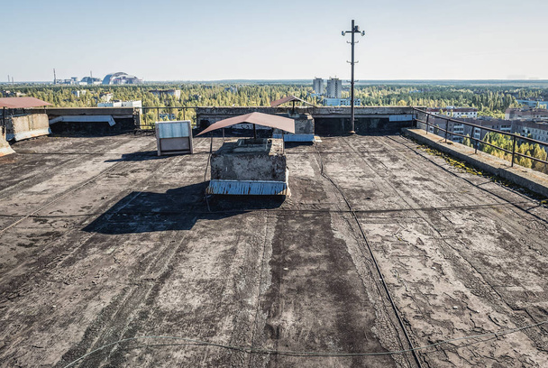 Auf dem Dach eines 16-stöckigen Wohnhauses in der Geisterstadt Pripjat in der Sperrzone von Tschernobyl, Ukraine - Foto, Bild