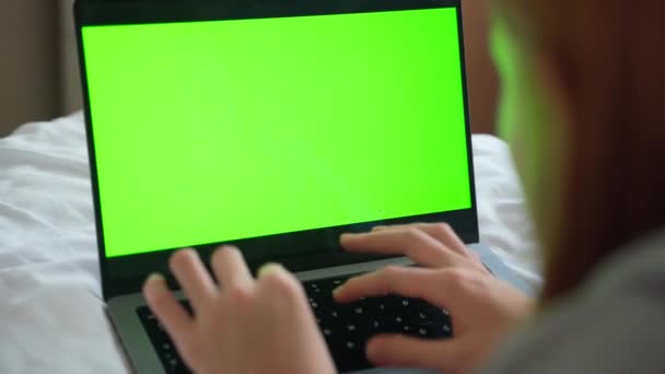 Zamknij inteligentny biały nastolatka dziewczyna ręce za pomocą laptopa zielony pusty ekran Chroma Key. Kobieta wpisująca na klawiaturze używając ekranu dotykowego. Zakupy online, przeglądanie Internetu, wiadomości, social - Materiał filmowy, wideo