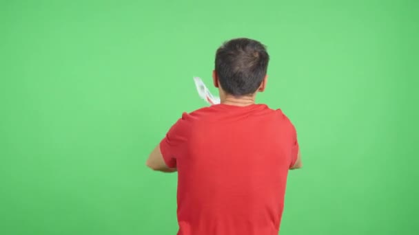 Video in studio con croma della vista posteriore di un uomo che sventola un pennant sud coreano - Filmati, video