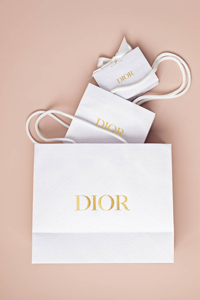 Lyon, France - 04 octobre 2023 : Sac Dior Blanc. Cadeau de luxe pour les vacances, fête des mères, anniversaire, Saint Valentin, Noël - Photo, image