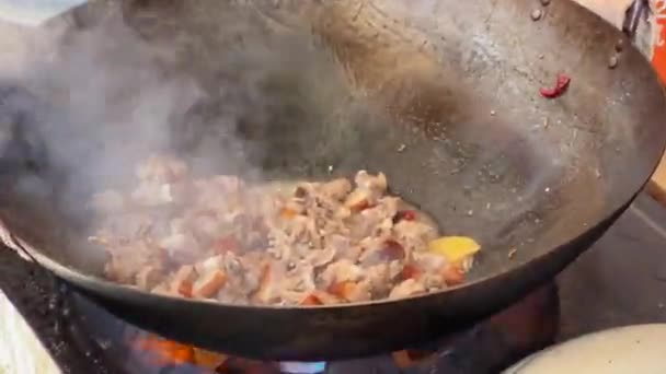 Šéfkuchař smaží skopové ve woku - Záběry, video