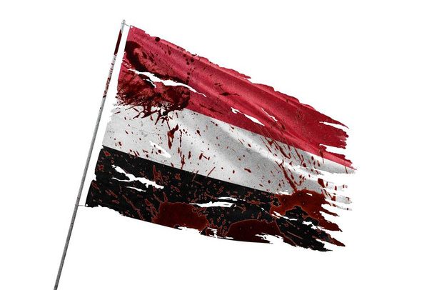 Yemen rasgó la bandera sobre fondo transparente con manchas de sangre. - Foto, Imagen