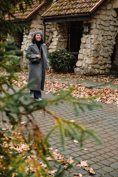 femme en tenue d'automne marchant par espace de copie de rue - Photo, image