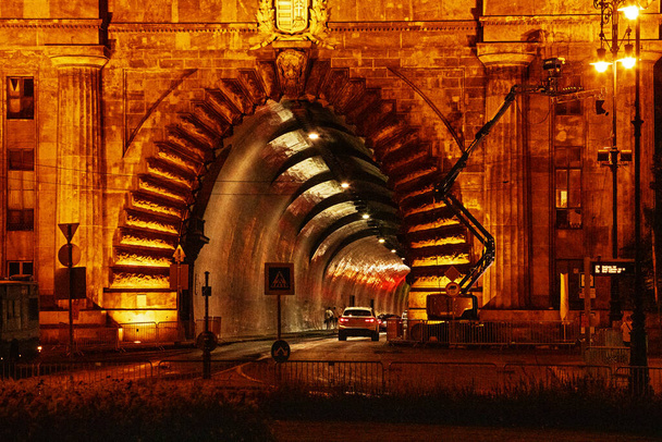 ブダペストの夜の街の自動トンネル. ユーロトリップ - 写真・画像