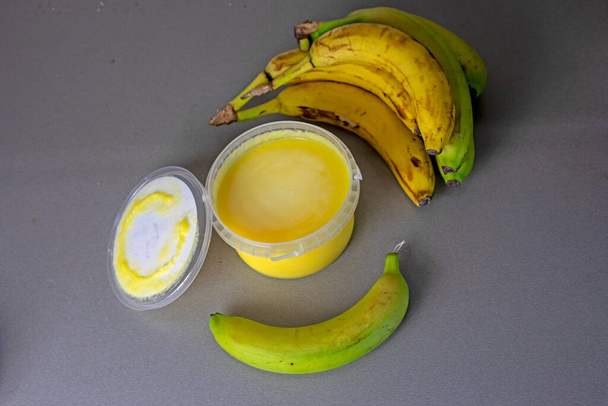 bananas ao lado de manteiga de banana aberta - Foto, Imagem