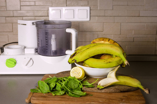banány v kuchyni na talíři s jablky a citronem - Fotografie, Obrázek