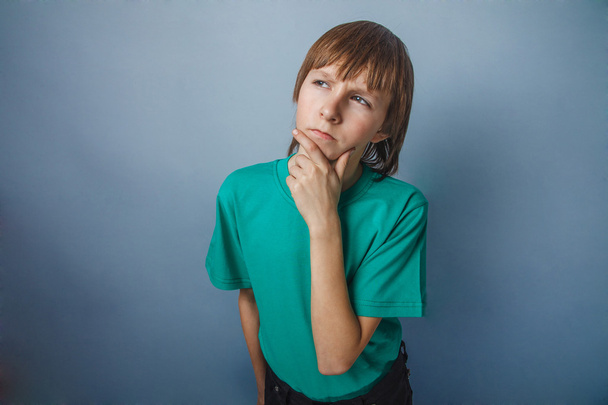 Мальчик, подросток, двенадцать лет в зеленой рубашке, улыбающийся мечтатель
 - Фото, изображение