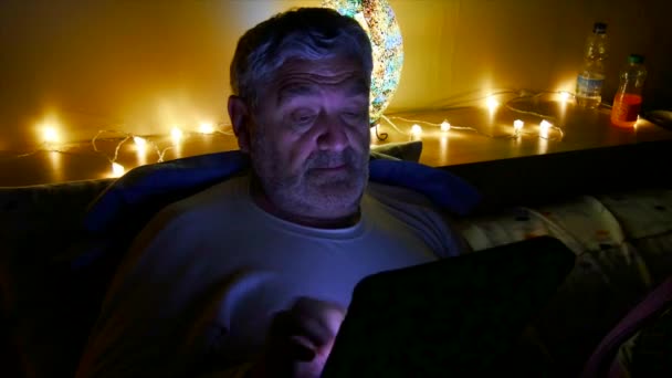 Homme au lit la nuit avec la tablette, en utilisant les nouvelles technologies. 4K
. - Séquence, vidéo