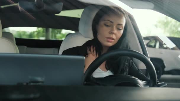 Nuori nainen kiinnittämässä turvavyötä autoon ja valmiina ajamaan. Turvallisuus ajo, liikenne, matka, liikeidea. Hidastus - Materiaali, video