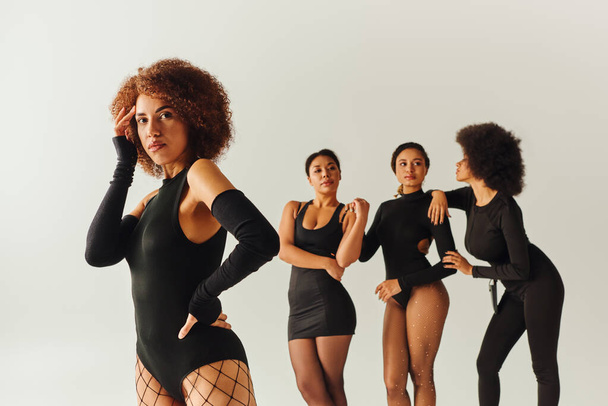 красиві афроамериканські друзі-жінки позують разом у сексуальному чорному вбранні, концепція моди - Фото, зображення