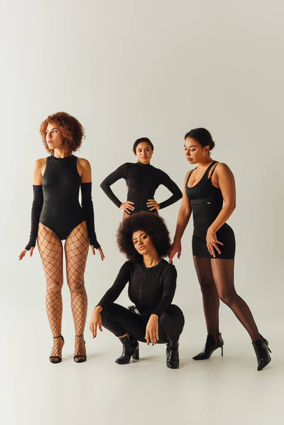 bela afro-americana amigos do sexo feminino posando juntos em trajes pretos sexy, conceito de moda - Foto, Imagem