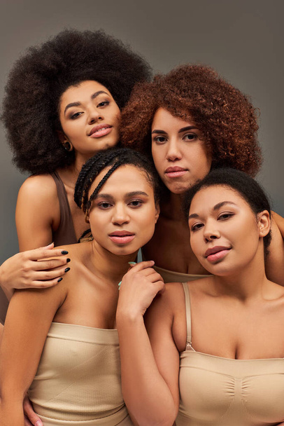 atrakcyjne młode afrykańskie amerykanki w pastelowej bieliźnie patrząc w kamerę, koncepcja mody - Zdjęcie, obraz