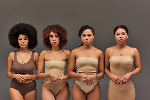 attraktive junge afrikanisch-amerikanische Frauen in pastellfarbener Unterwäsche vor der Kamera, Modekonzept - Foto, Bild